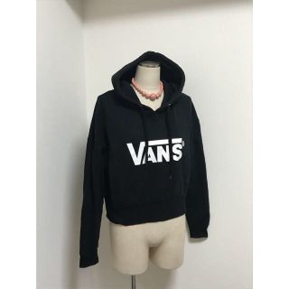 ヴァンズ(VANS)のVANS バンズ ヴァンズ 可愛いロゴ入り ショート丈 パーカー ブラック(パーカー)