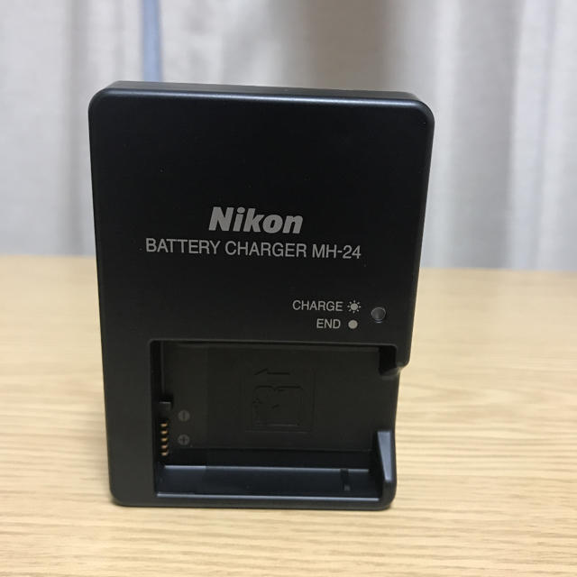 Nikon(ニコン)の美品  Nikonバッテリーチャージャー MH-24  スマホ/家電/カメラのスマホ/家電/カメラ その他(その他)の商品写真