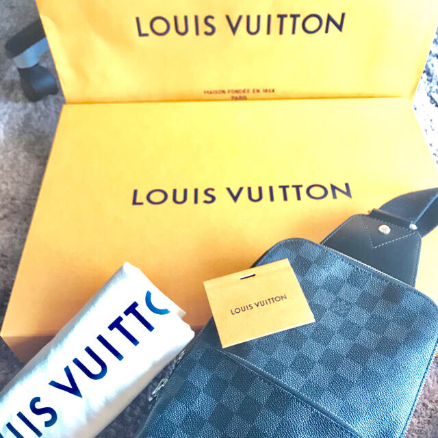 ランキング上位のプレゼント - VUITTON LOUIS ルイヴィトン 美品✨ メンズ アヴェニュー・スリングバッグ ボディーバッグ