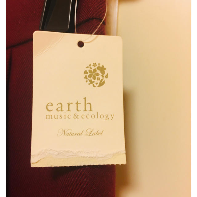 earth music & ecology(アースミュージックアンドエコロジー)のバーガンディカラーパンツ  earth music&ecology レディースのパンツ(クロップドパンツ)の商品写真