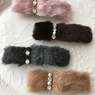 ファーとビジュー 8センチバレッタ(2個目より100円引き)(ヘアアクセサリー)