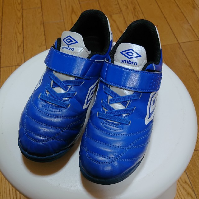 UMBRO(アンブロ)のUMBROジュニアサッカーシューズ 21cm UU4LJB12BX スポーツ/アウトドアのサッカー/フットサル(シューズ)の商品写真