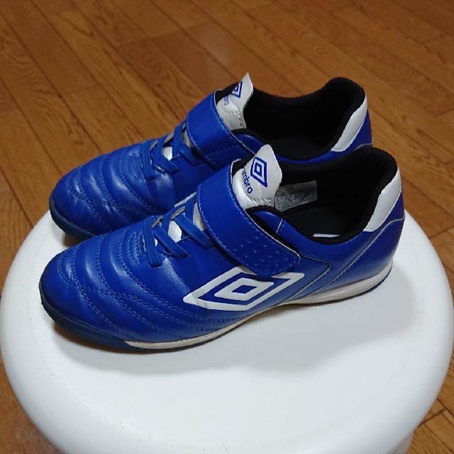 UMBRO(アンブロ)のUMBROジュニアサッカーシューズ 21cm UU4LJB12BX スポーツ/アウトドアのサッカー/フットサル(シューズ)の商品写真