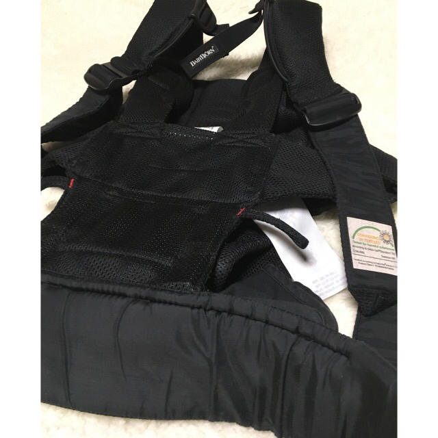 BABYBJORN(ベビービョルン)のベビービョルン　One + AIR 抱っこ紐　ブラック キッズ/ベビー/マタニティの外出/移動用品(抱っこひも/おんぶひも)の商品写真