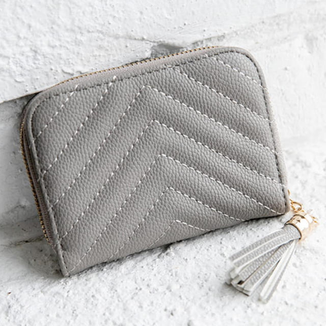 fifth(フィフス)のタッセルチャーム　ミニ財布　グレー レディースのファッション小物(財布)の商品写真
