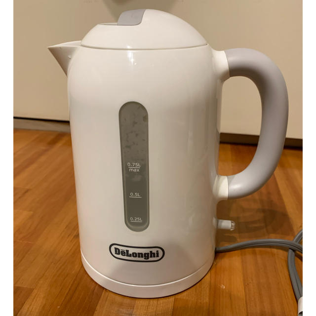 DeLonghi(デロンギ)のDeLonghi 電気ケトル スマホ/家電/カメラの生活家電(電気ケトル)の商品写真