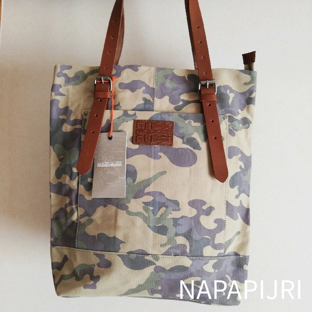 NAPAPIJRI(ナパピリ)のNAPAPIJRI 　カモフラトートバッグ　新品 メンズのバッグ(トートバッグ)の商品写真