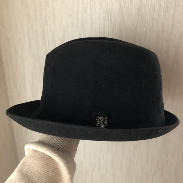 フィリップ・トレーシーのアシンメトリーハットハット - ハット