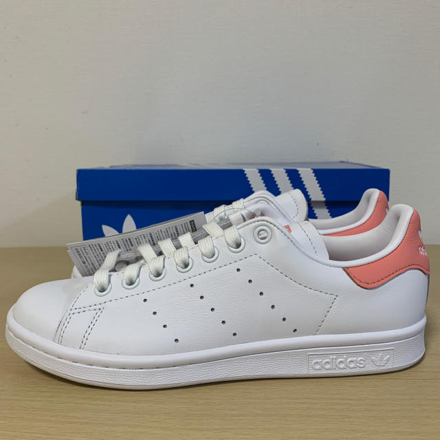 adidas(アディダス)のセール　新品　アディダス　スタンスミス　ピンク　ホログラム　23.5 レディースの靴/シューズ(スニーカー)の商品写真