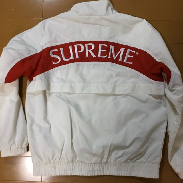 Supreme(シュプリーム)のsupreme arc logo track jacket 17aw 白　新品 メンズのジャケット/アウター(ナイロンジャケット)の商品写真