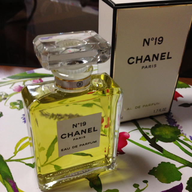 CHANEL(シャネル)のCHANEL  N°19 コスメ/美容の香水(香水(女性用))の商品写真