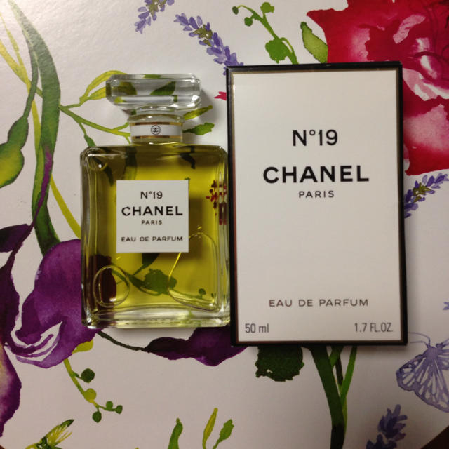 CHANEL(シャネル)のCHANEL  N°19 コスメ/美容の香水(香水(女性用))の商品写真