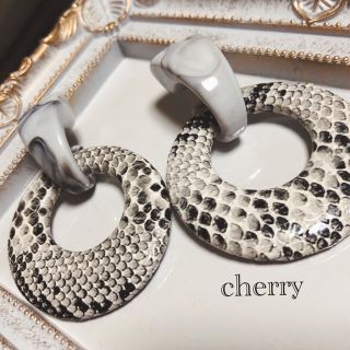 【No.033】パイソン×ホワイトピアス♡(ピアス)