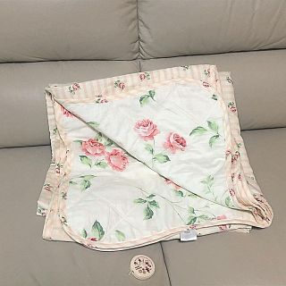 ローラアシュレイ(LAURA ASHLEY)の【希少】ローラアシュレイ　キルトマルチカバー　ヘーゼルウッド／チョークピンク　(シーツ/カバー)