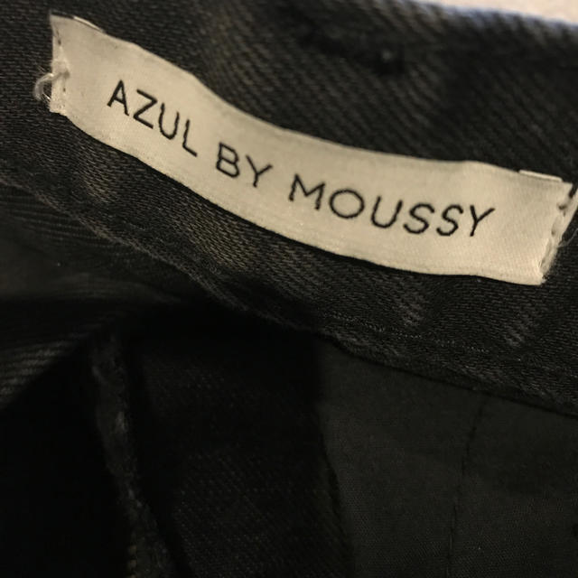 AZUL by moussy(アズールバイマウジー)の大草直子さん着用AZULBYMOUSSY裾切りっぱなしブラックデニム レディースのパンツ(デニム/ジーンズ)の商品写真