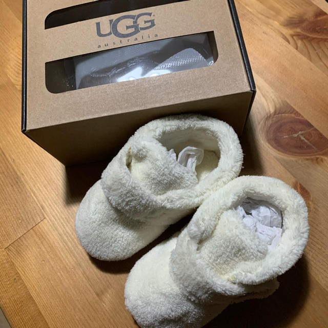 UGG(アグ)のUGG BIXBEE 12.5センチ　未使用　ベビーシューズ　ブーツ キッズ/ベビー/マタニティのベビー靴/シューズ(~14cm)(ブーツ)の商品写真