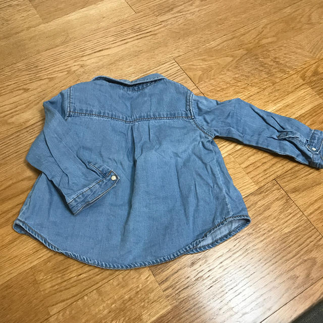 ZARA(ザラ)のZARA BabyGirl80㌢デニムシャツ キッズ/ベビー/マタニティのベビー服(~85cm)(シャツ/カットソー)の商品写真