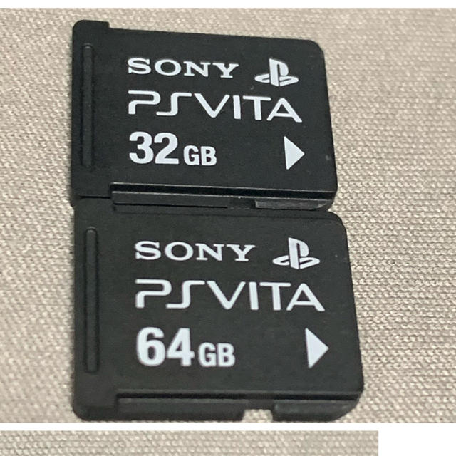 PlayStation Vita(プレイステーションヴィータ)のvita メモリーカード　セット　送料無料 エンタメ/ホビーのゲームソフト/ゲーム機本体(その他)の商品写真