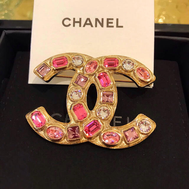 CHANEL(シャネル)の新品未使用 CHANEL クリスタル ビジュー ロゴ ブローチ レディースのアクセサリー(ブローチ/コサージュ)の商品写真