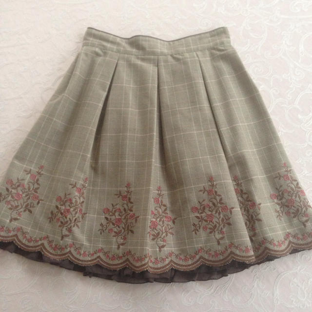 L'EST ROSE(レストローズ)のフラワー刺繍❀チェックスカート レディースのスカート(ひざ丈スカート)の商品写真