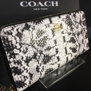 コーチ(COACH)のプレゼントにも❤️新品コーチ正規品エンボスドスネーク ラウンドファスナー長財布(財布)