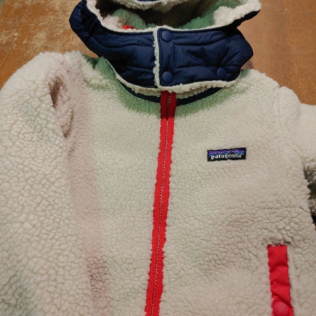 patagonia(パタゴニア)の大人気!Patagonia! Baby リバーシブルJkt SNBL/4T キッズ/ベビー/マタニティのキッズ服男の子用(90cm~)(ジャケット/上着)の商品写真