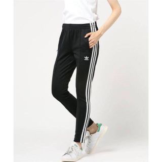 アディダス(adidas)のアディダス SST トラックスキニーパンツ(カジュアルパンツ)