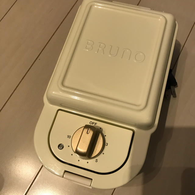 BRUNO ホットサンドメーカー　シングル　ホワイト スマホ/家電/カメラの調理家電(サンドメーカー)の商品写真