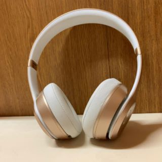 ビーツバイドクタードレ(Beats by Dr Dre)の大人気Beats solo2 Wirelessゴールド、比較的綺麗です♪(ヘッドフォン/イヤフォン)