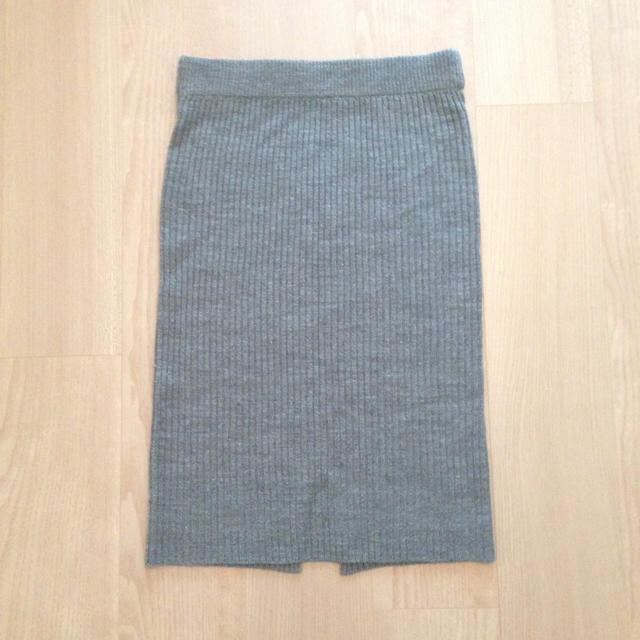 GU(ジーユー)のGU リブニットスカート グレー レディースのスカート(ひざ丈スカート)の商品写真