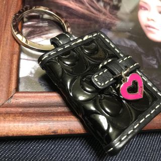 コーチ(COACH)の🔲COACH⬛️キーリング⬛️♡ハートチャーム❤️二つ折り🔲(キーホルダー)