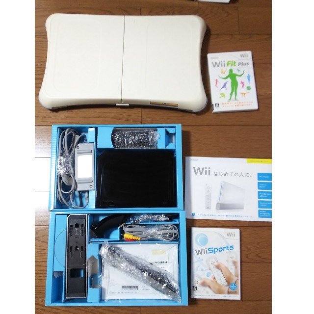 Wii本体 &Wii Fit Plus ボード&ソフト まとめ売り 1