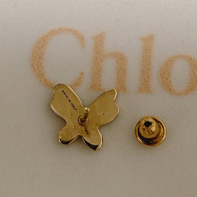 Chloe(クロエ)の付属品完備 chloe ロゴ刻印バタフライピアス イエローゴールド 蝶々 クロエ レディースのアクセサリー(ピアス)の商品写真