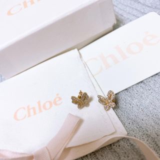 クロエ(Chloe)の付属品完備 chloe ロゴ刻印バタフライピアス イエローゴールド 蝶々 クロエ(ピアス)