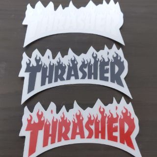 スラッシャー(THRASHER)の「縦4.7cm横8.2cm」THRASHERファイアーロゴステッカー１枚のお(スケートボード)