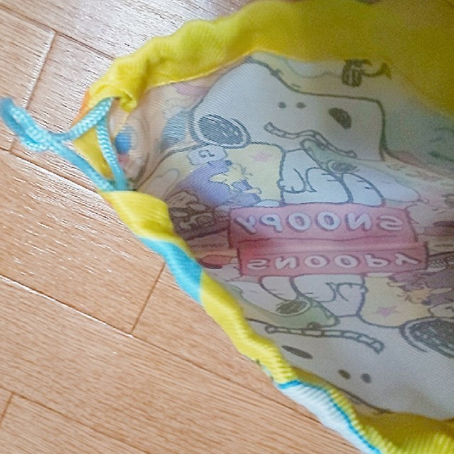 SNOOPY(スヌーピー)のスヌーピー 巾着袋 約15cm×15cm yellow エンタメ/ホビーのおもちゃ/ぬいぐるみ(キャラクターグッズ)の商品写真