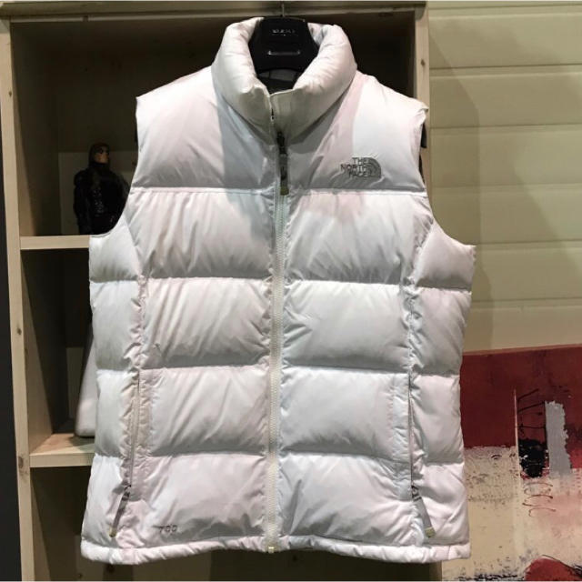 THE NORTH FACE(ザノースフェイス)の美品 希少ホワイト! THE NORTH FACE ヌプシ ダウンベスト レディースのジャケット/アウター(ダウンベスト)の商品写真