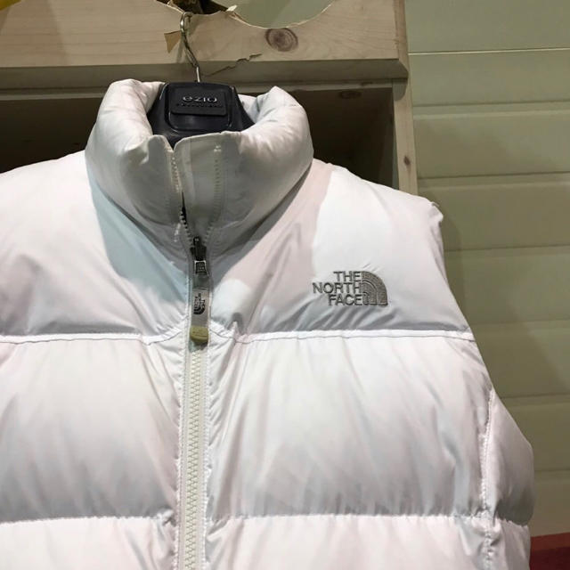 THE NORTH FACE(ザノースフェイス)の美品 希少ホワイト! THE NORTH FACE ヌプシ ダウンベスト レディースのジャケット/アウター(ダウンベスト)の商品写真