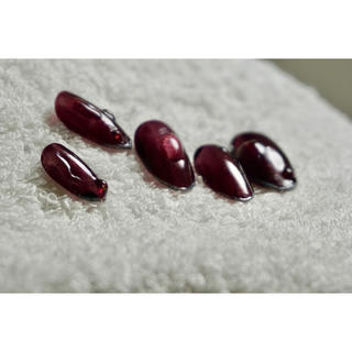 カシスブラウンの水滴ネイルチップ コスメ/美容のネイル(つけ爪/ネイルチップ)の商品写真