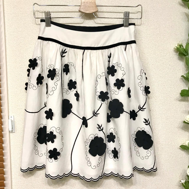 TOCCA(トッカ)のレア　TOCCA 立体　花柄　刺繍　スカート　フラワーモチーフ　白黒　スカラップ レディースのスカート(ひざ丈スカート)の商品写真