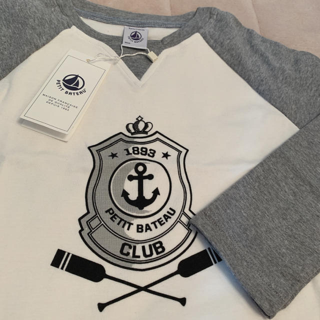 PETIT BATEAU(プチバトー)のプチバトー プリントバイカラー長袖Tシャツ 5a キッズ/ベビー/マタニティのキッズ服男の子用(90cm~)(Tシャツ/カットソー)の商品写真