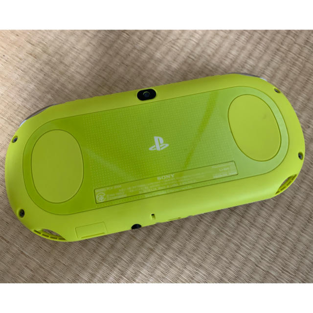 PlayStation Vita(プレイステーションヴィータ)のSONY PSVITA 本体　ライムアンドグリーン エンタメ/ホビーのゲームソフト/ゲーム機本体(携帯用ゲーム機本体)の商品写真