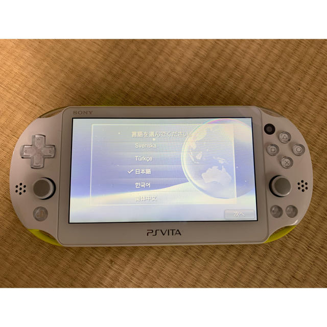 PlayStation Vita(プレイステーションヴィータ)のSONY PSVITA 本体　ライムアンドグリーン エンタメ/ホビーのゲームソフト/ゲーム機本体(携帯用ゲーム機本体)の商品写真