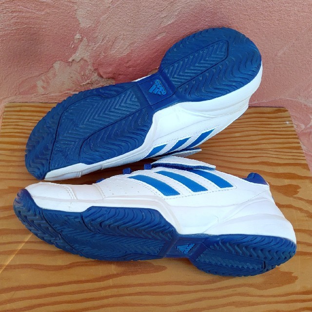adidas(アディダス)のアディダス テニス シューズ  21cm adidas スニーカー 白 ブルー キッズ/ベビー/マタニティのキッズ靴/シューズ(15cm~)(スニーカー)の商品写真