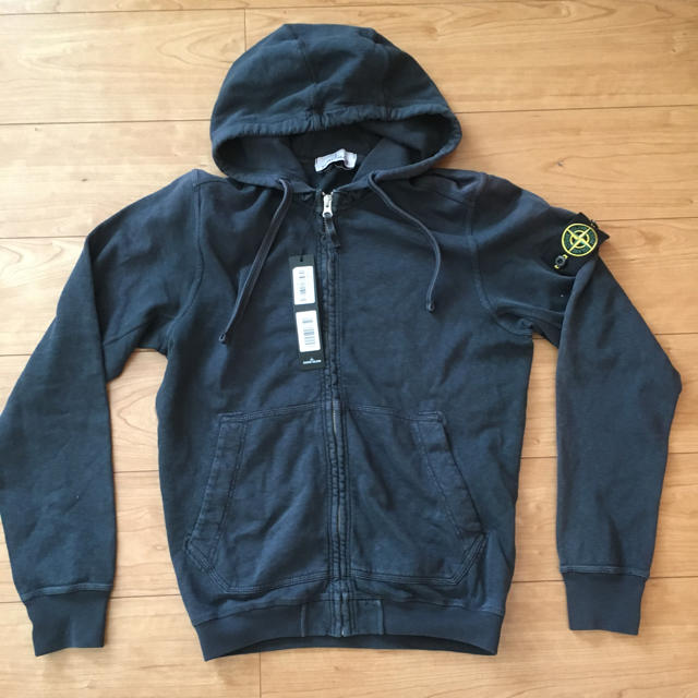 STONE ISLAND(ストーンアイランド)の新品　ストーンアイランド ジップパーカー S メンズのトップス(パーカー)の商品写真