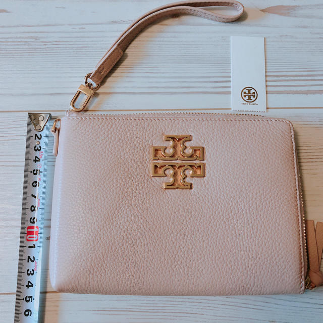 Tory Burch(トリーバーチ)の【新品】トリーバーチ 細めポーチ レディースのファッション小物(ポーチ)の商品写真