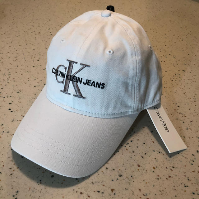 Calvin Klein(カルバンクライン)のCK 白　キャップ　カルバンクライン　ジーンズ レディースの帽子(キャップ)の商品写真