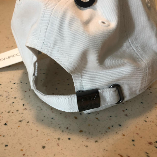 Calvin Klein(カルバンクライン)のCK 白　キャップ　カルバンクライン　ジーンズ レディースの帽子(キャップ)の商品写真
