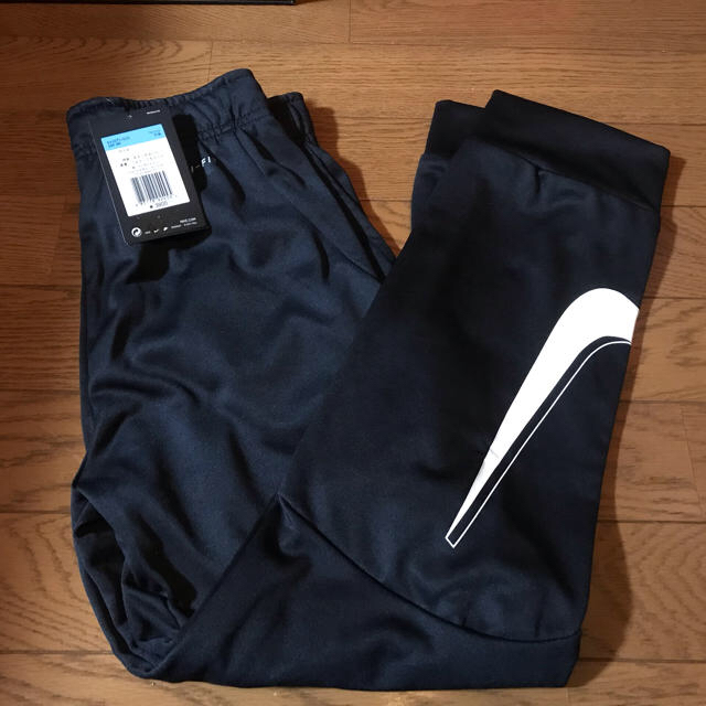 NIKE(ナイキ)のNIKE ナイキ ビッグスウォッシュ ジュニアトレーニングパンツ 黒 150 キッズ/ベビー/マタニティのキッズ服男の子用(90cm~)(パンツ/スパッツ)の商品写真