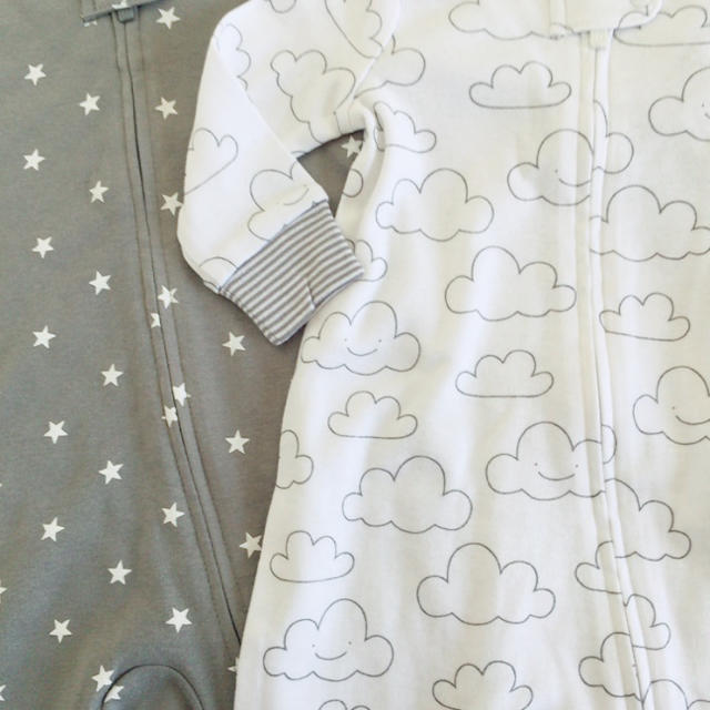 babyGAP(ベビーギャップ)の新品・size 70♔カバーオール 星柄＆雲柄 2枚set♔baby gap   キッズ/ベビー/マタニティのベビー服(~85cm)(カバーオール)の商品写真